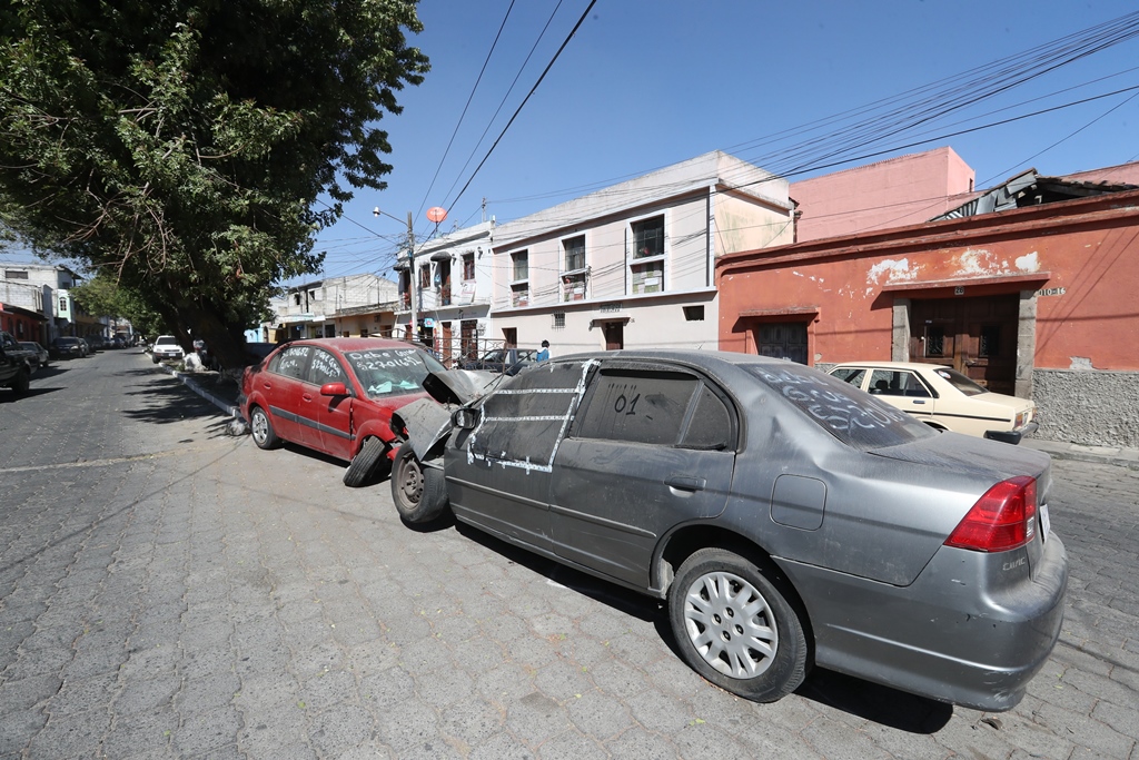 Tres calles del barrio Las Flores, de la zona 1 altense, están ocupadas por vehículos que la PNC consignó, vecinos exigen su retiro. (Foto Prensa Libre: Mynor Toc) 