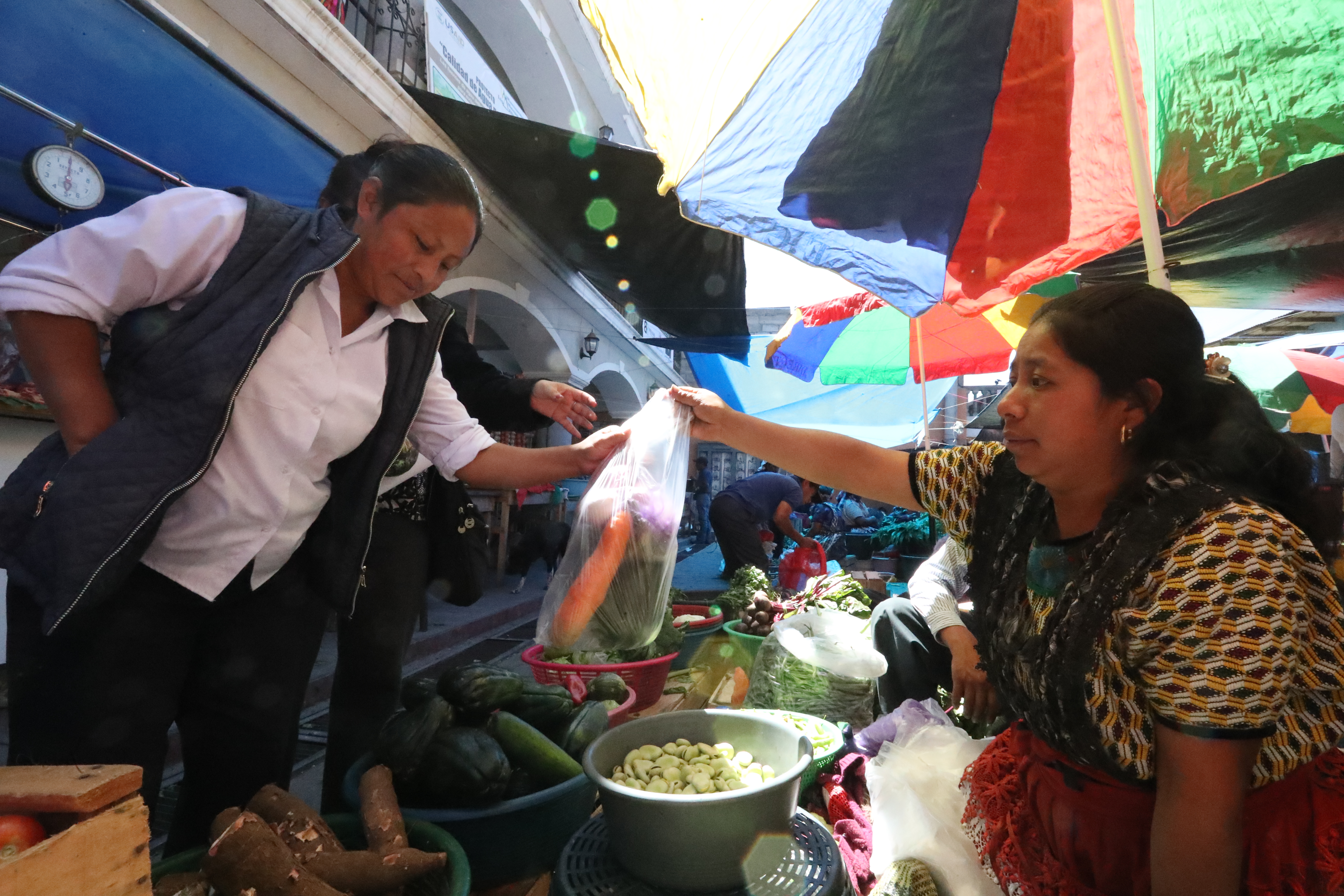 A partir de hoy en Olintepeque, Quetzaltenango, está prohibido el uso de plásticos desechables y duroport. (Foto Prensa Libre: Mynor Toc)