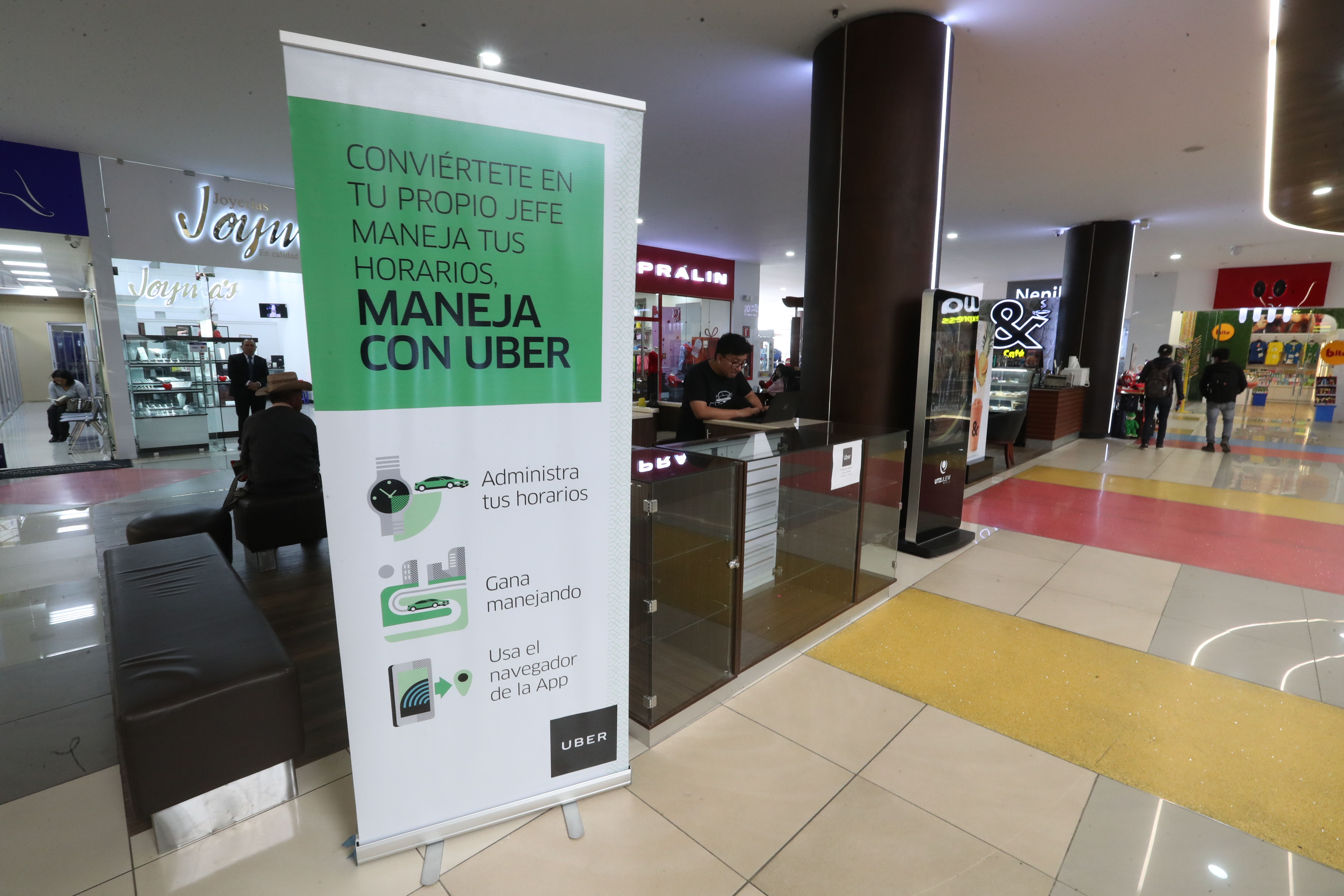 Un quiosco ofrece información de registro para los interesados en asociarse como piloto de Uber en Xela. (Foto Prensa Libre: Mynor Toc)