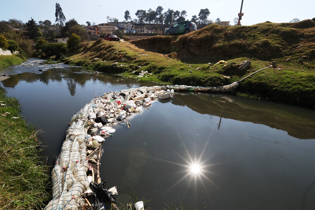 Las biobardas instaladas en municipios de Quetzaltenango evitan que tonelada de desechos lleguen al mar. (Foto Prensa Libre: Mynor Toc)