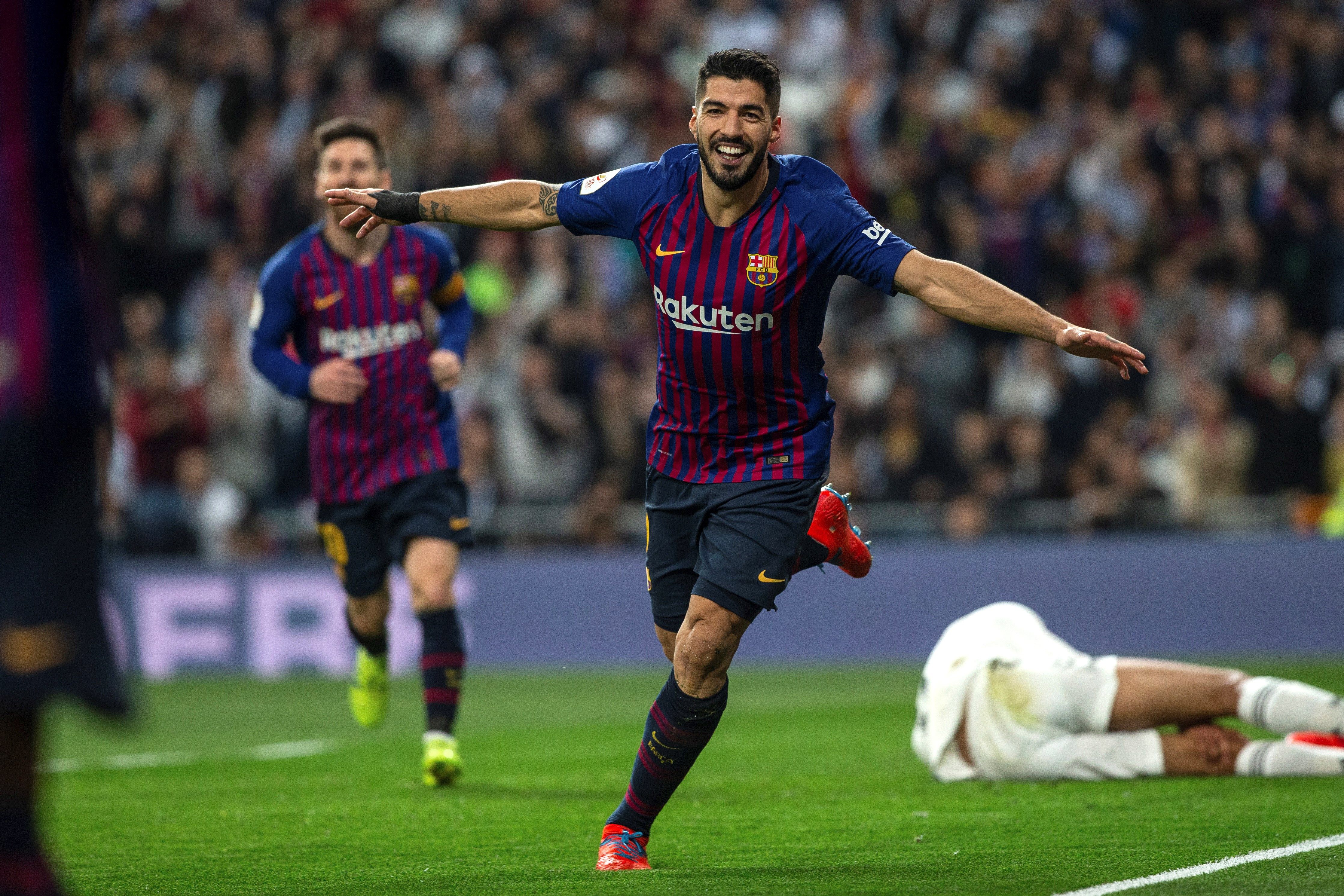 El delantero del FC Barcelona Luis Suárez (d) celebra tras marcar el segundo gol ante el Real Madrid. (Foto Prensa Libre: EFE)