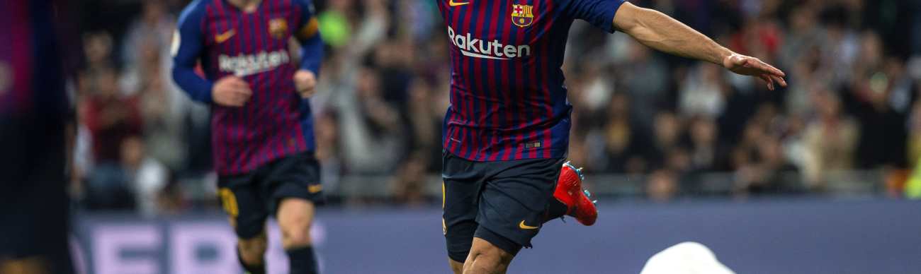 El delantero del FC Barcelona Luis Suárez (d) celebra tras marcar el segundo gol ante el Real Madrid. (Foto Prensa Libre: EFE)