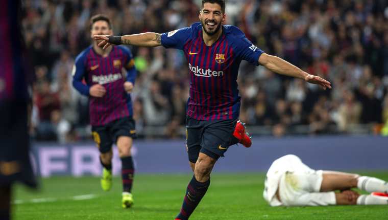 El delantero del FC Barcelona Luis Suárez (d) celebra tras marcar el segundo gol ante el Real Madrid. (Foto Prensa Libre: EFE)