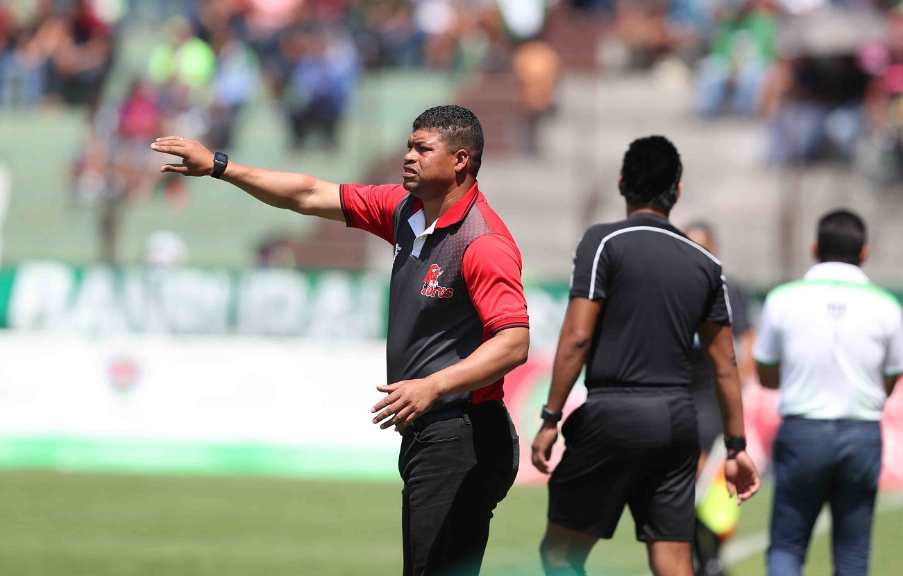 El técnico Ronald Gómez asegura que Malacateco juega a su estilo y eso lo hace ganador. (Foto Prensa Libre: Carlos Vicente)