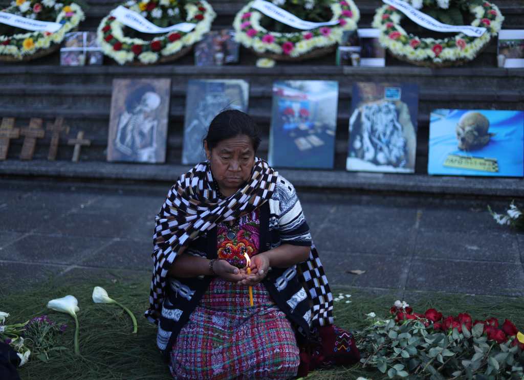 Rosalina Tuyuc enciende una vela en memoria de las víctimas