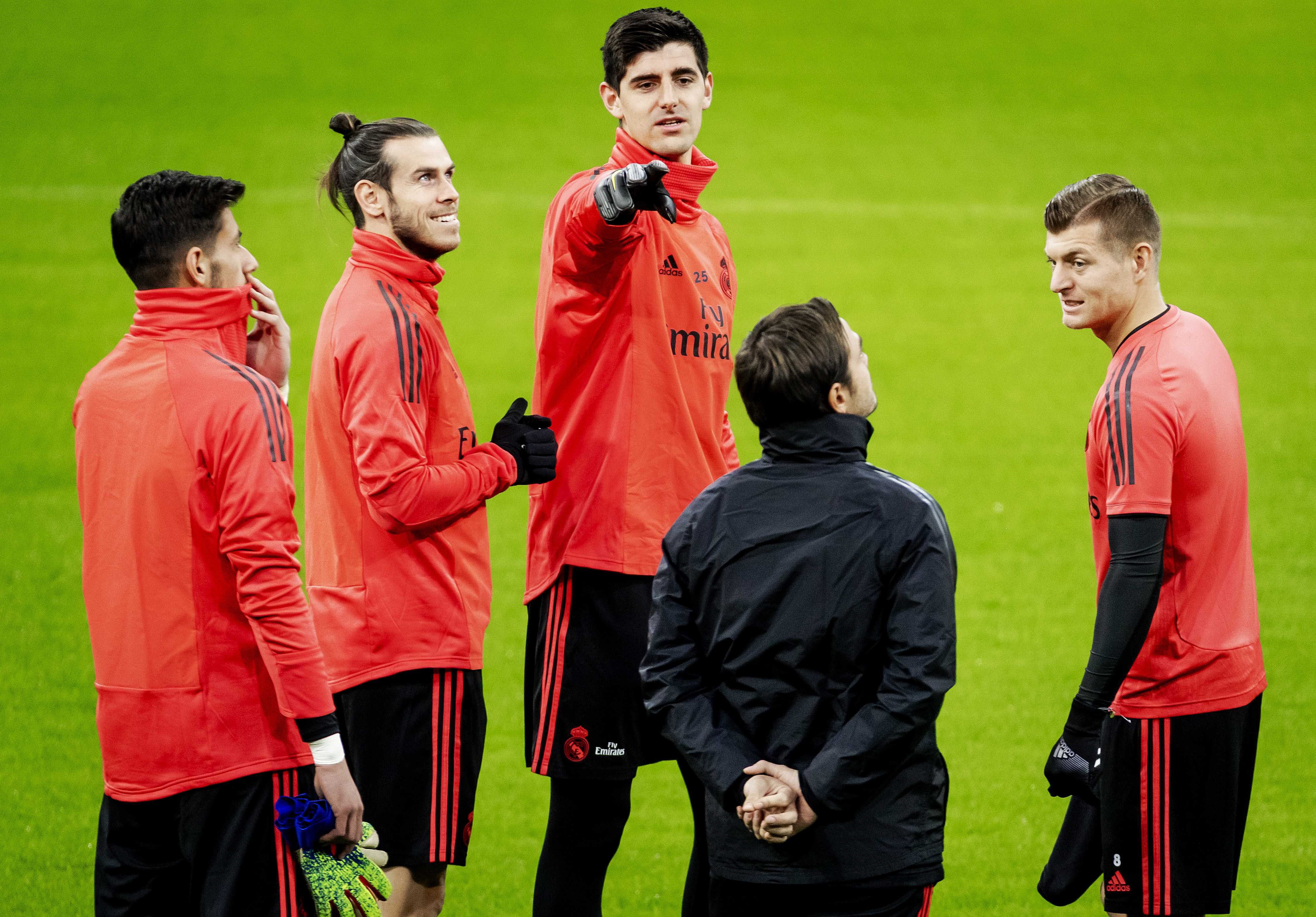 Los jugadores del Real Madrid (izq a dcha) Diego Altube, Gareth Bale, Thibaut Courtois, y Toni Kroos participan en una sesión de entrenamiento en el estadio Amsterdam Arena de Amsterdam. (Foto Prensa Libre: EFE)