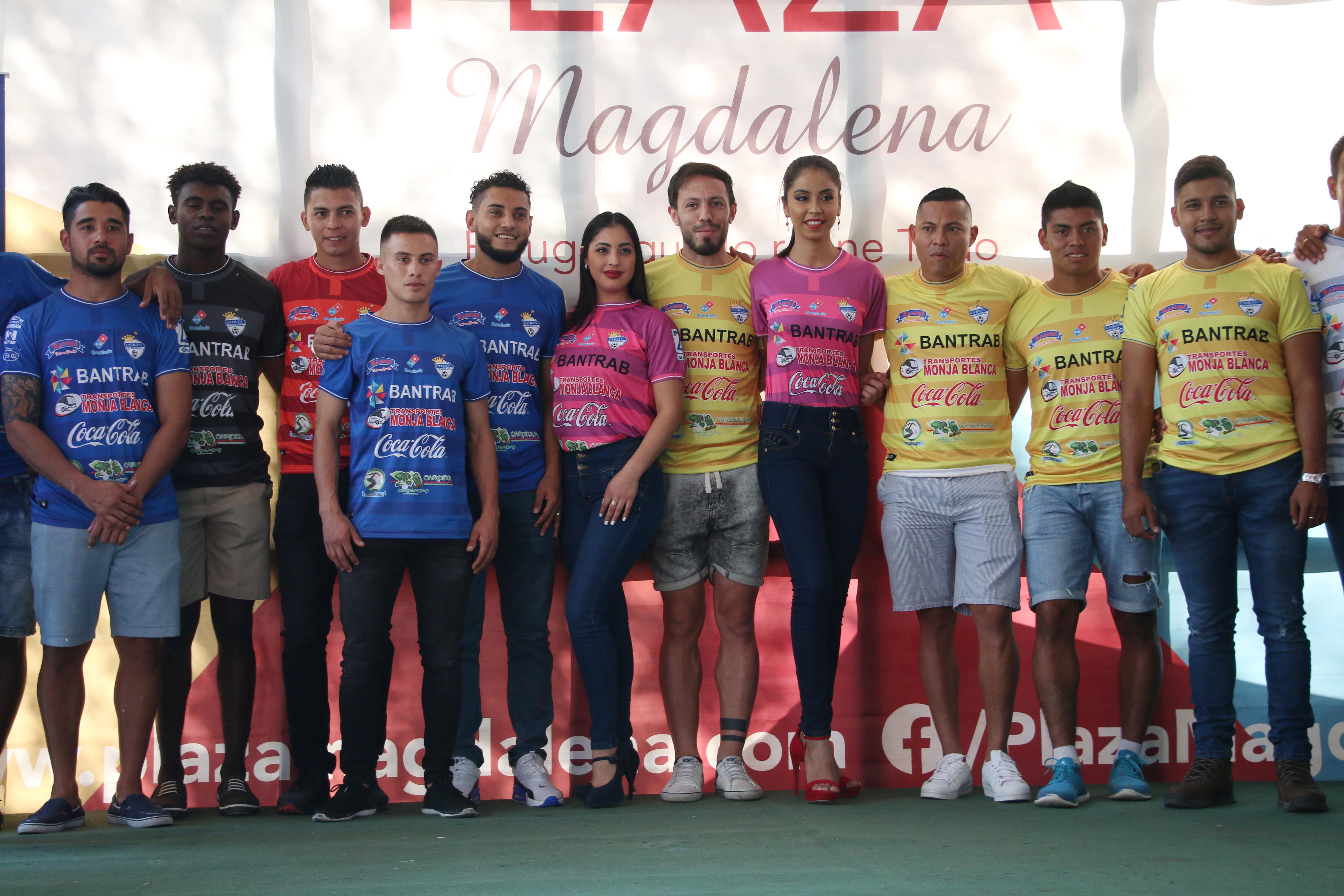 Los jugadores de Cobán Imperial posan con los nuevos diseños de su camisola. (Foto Prensa Libre: Eduardo Sam Chun)