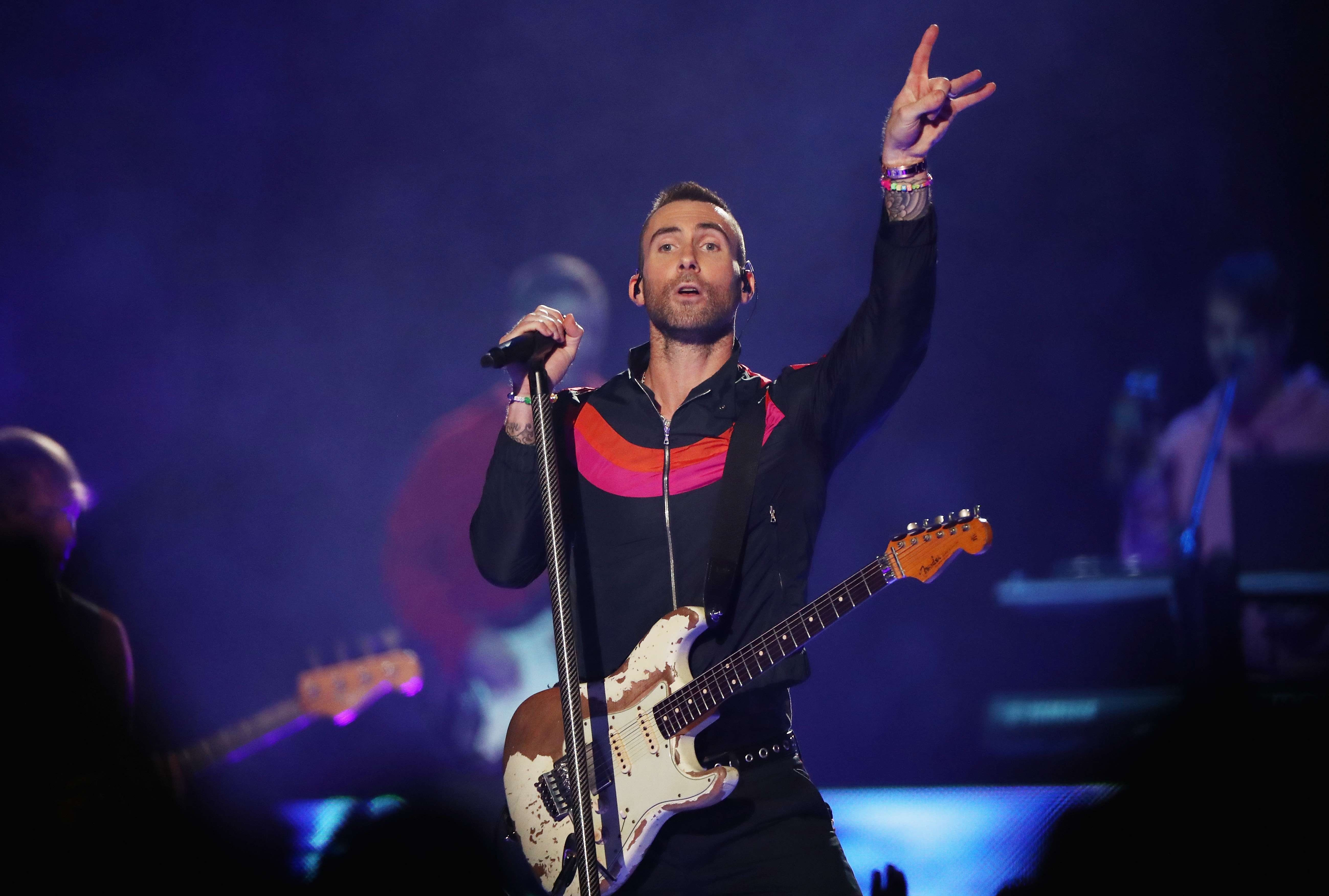 La agrupación estadounidense Maroon 5 se presentó en el medio tiempo del Super Bowl. (Foto Prensa Libre: AFP)