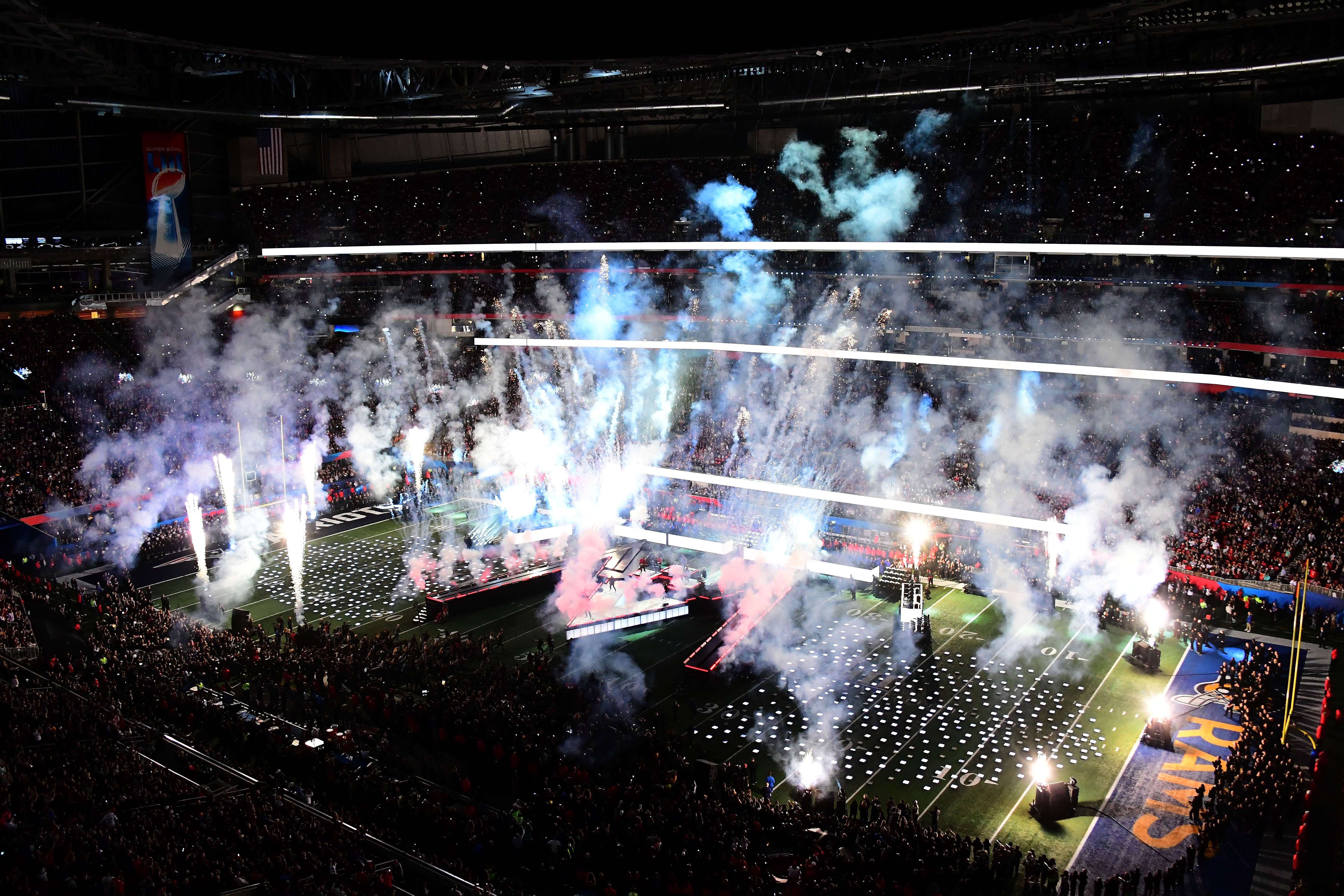 El show del Super Bowl fue aprovechado para proyectar adelantos de las películas más esperadas de este año. (Foto Prensa Libre: AFP) 