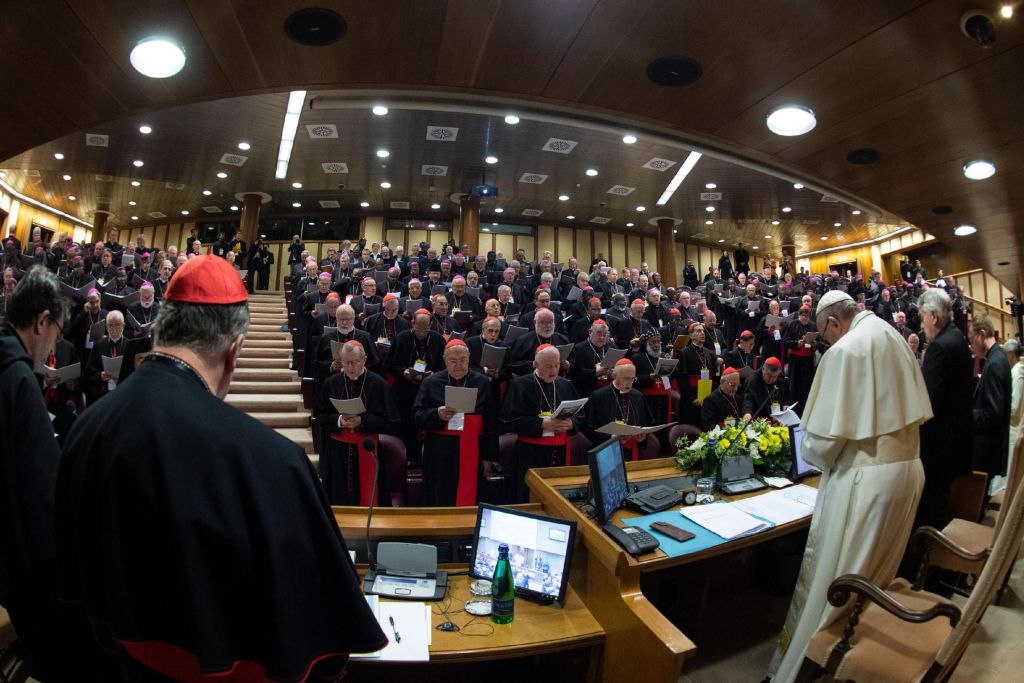 El papa Francisco se dirige a los obispos en la inauguración del encuentro sobre protección de la niñea. (Foto Prensa Libre. EFE)