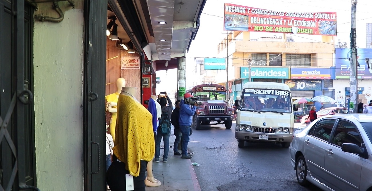 Comerciantes de la Calle Rodolfo Robles son un ejemplo de los gastos en que incurren comerciantes por la inseguridad. (Foto Prensa Libre: María Longo)