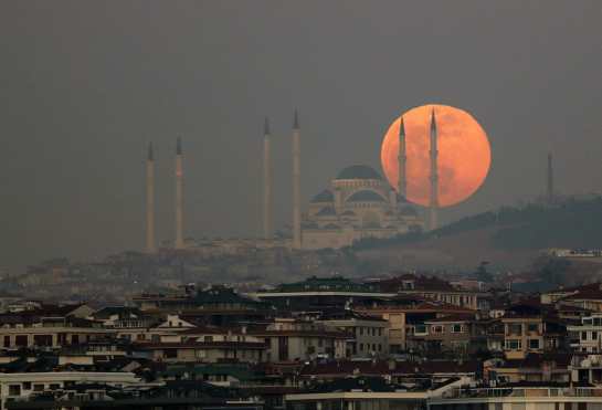 La "superluna de nieve", la más brillante de los próximos siete años, tras la mezquita de Camlica en Estambul. EFE