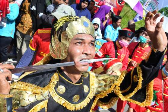 Un hombre indonesio participa en un desfile con una espada de metal atravesando su mejilla durante el Festival de Cap Go Meh en Singkawang, Kalimantan Occidental. AFP