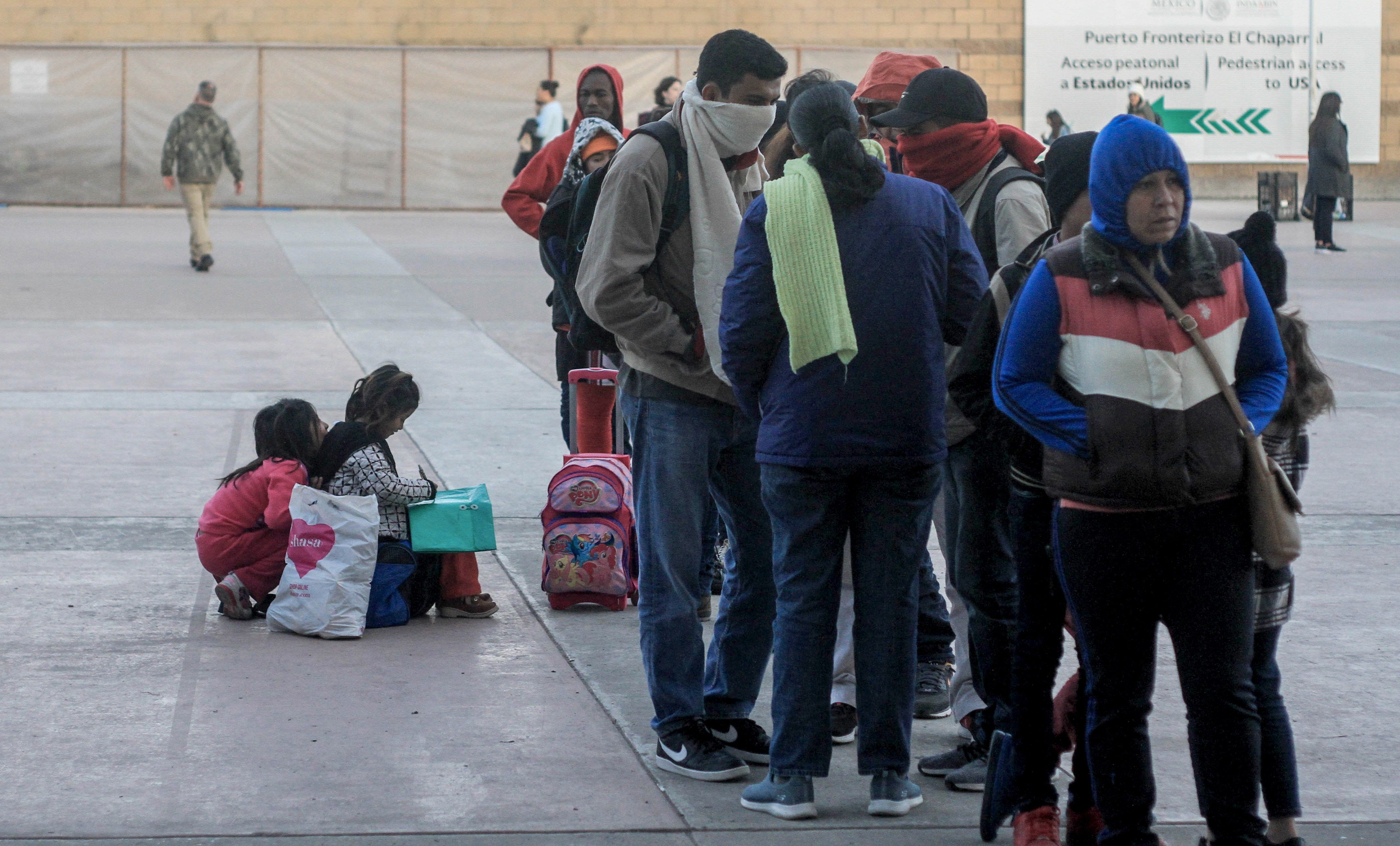 En Tijuana, México, migrantes esperan que avance su solicitud de asilo. (Foto Prensa Libre: EFE)