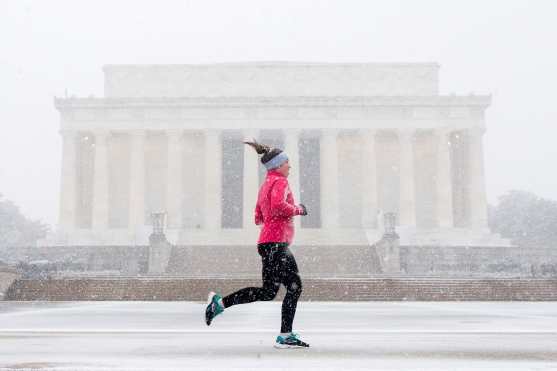 Una mujer corre frente al Memorial de Lincoln en Washington D.C. EFE