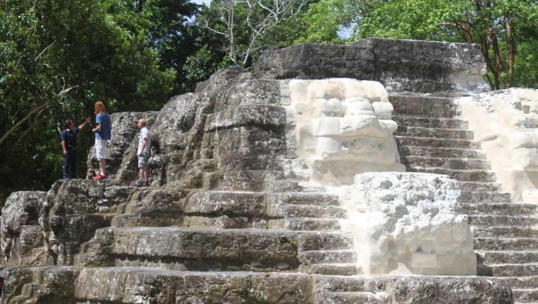 Uaxactún está integrada por ocho grupos arquitectónicos dispersos sobre cinco elevaciones naturales, rodeados de numerosos conjuntos residenciales. (Foto Prensa Libre: Rigoberto Escobar)