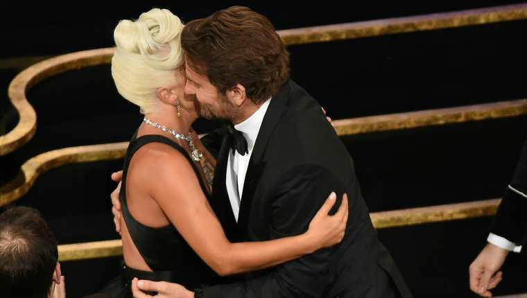 Bradley Cooper y Lady Gaga se han mostrado muy cercanos luego de haber trabajado juntos en la cinta "Nace una estrella". (Foto Prensa Libre: AFP)