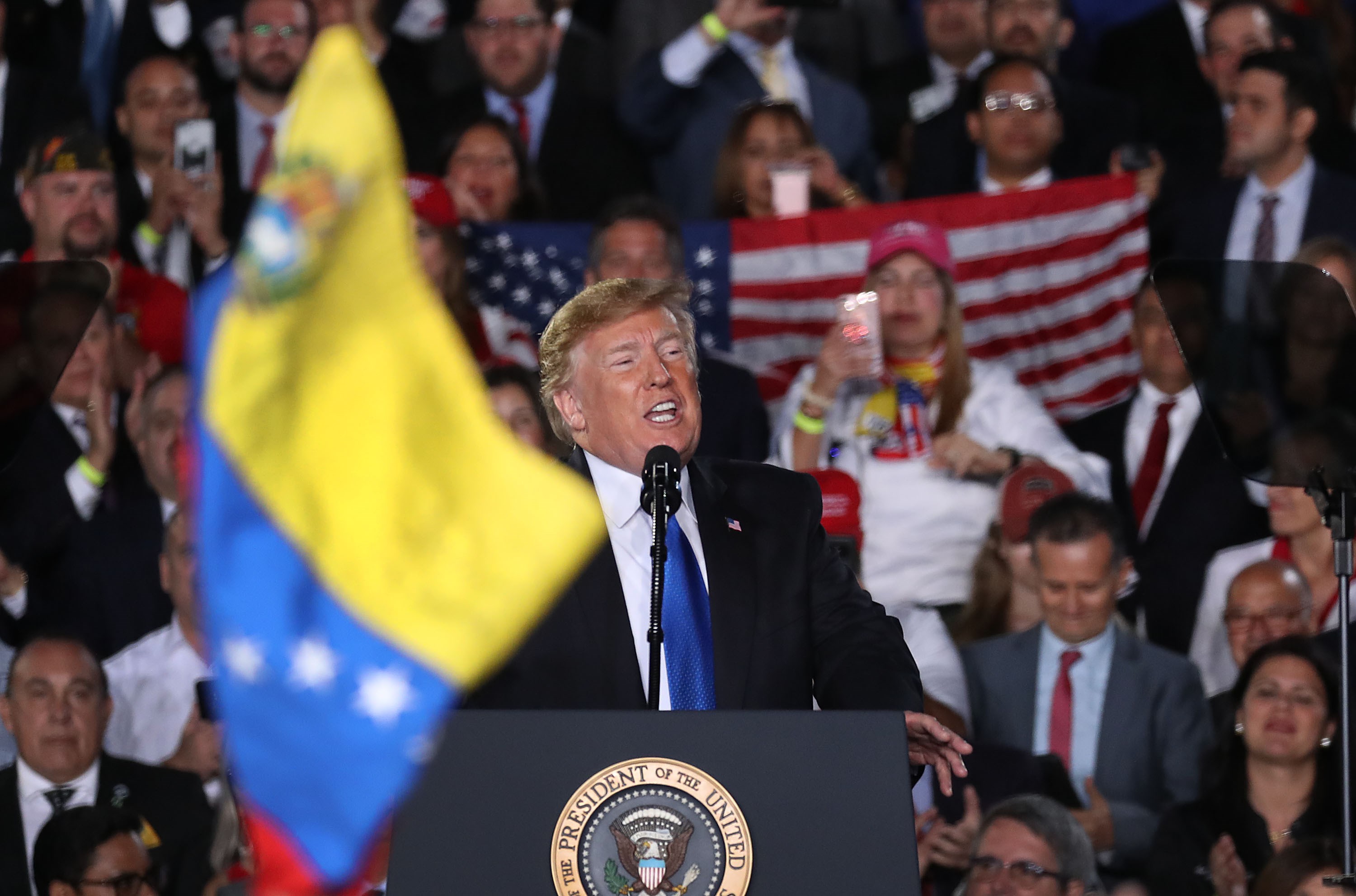 Trump habla sobre la situación venezolana, en la Universidad Internacional de Florida. (Foto Prensa Libre: AFP)
