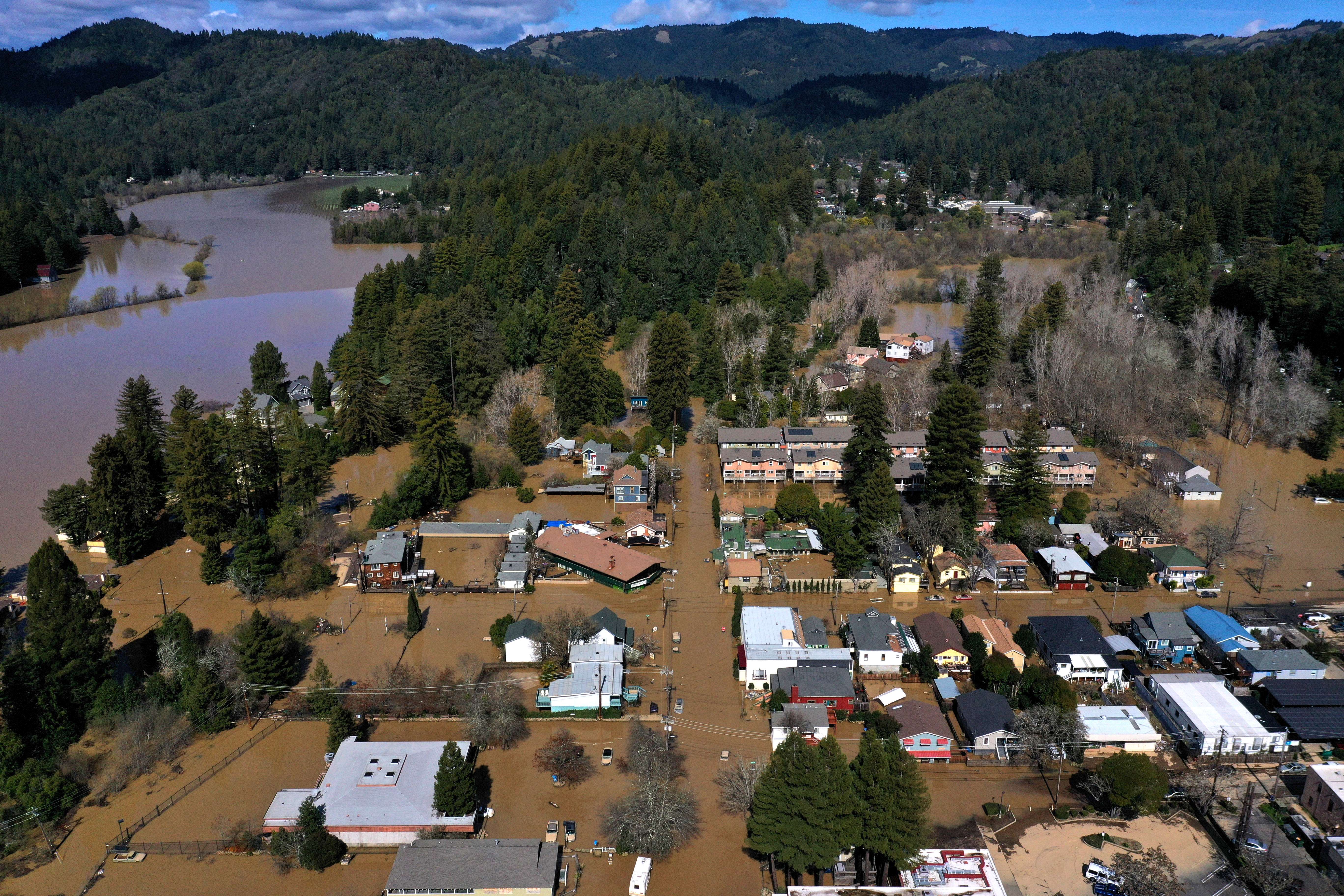 Vista aérea de la localidad de Guerneville, California, donde el río Russian anegó a varios poblados con las primeras lluvias. (Foto Prensa Libre: AFP)