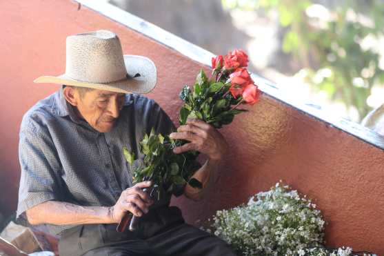 Los vendedores arreglan los ramos con las flores del color que le gusten a las personas y de la cantidad que pidan. (Foto Prensa Libre: Érick Ávila)