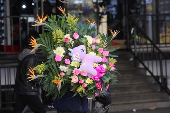 Los envíos de arreglos florales aumentan durante este mes, indicaron los comerciantes. (Foto Prensa Libre: Érick Ávila)
