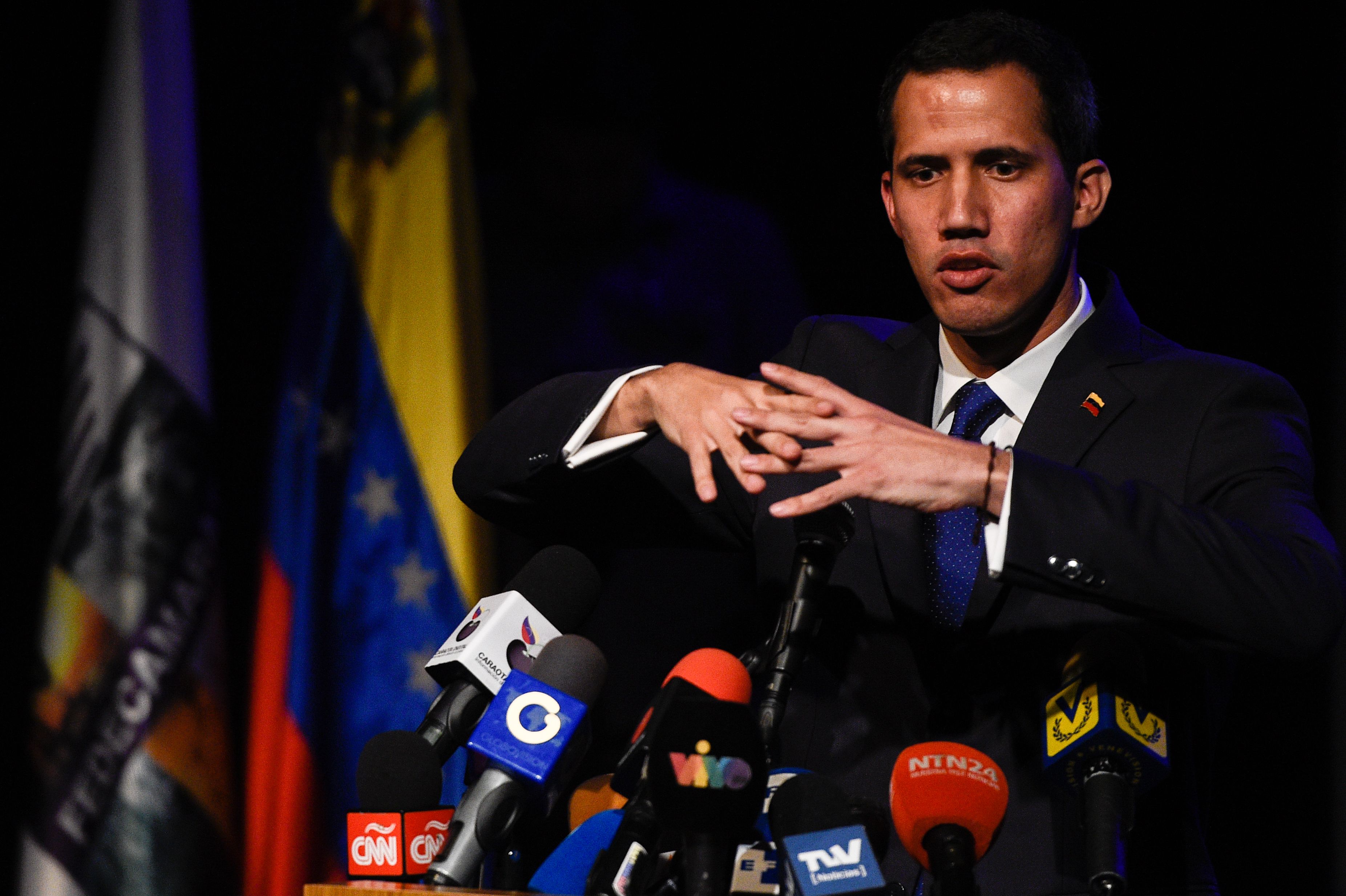 El opositor autoproclamado presidente de Venezuela está sustituyendo embajadores en los países que lo aceptan como mandatario. (Foto Prensa Libre: AFP)