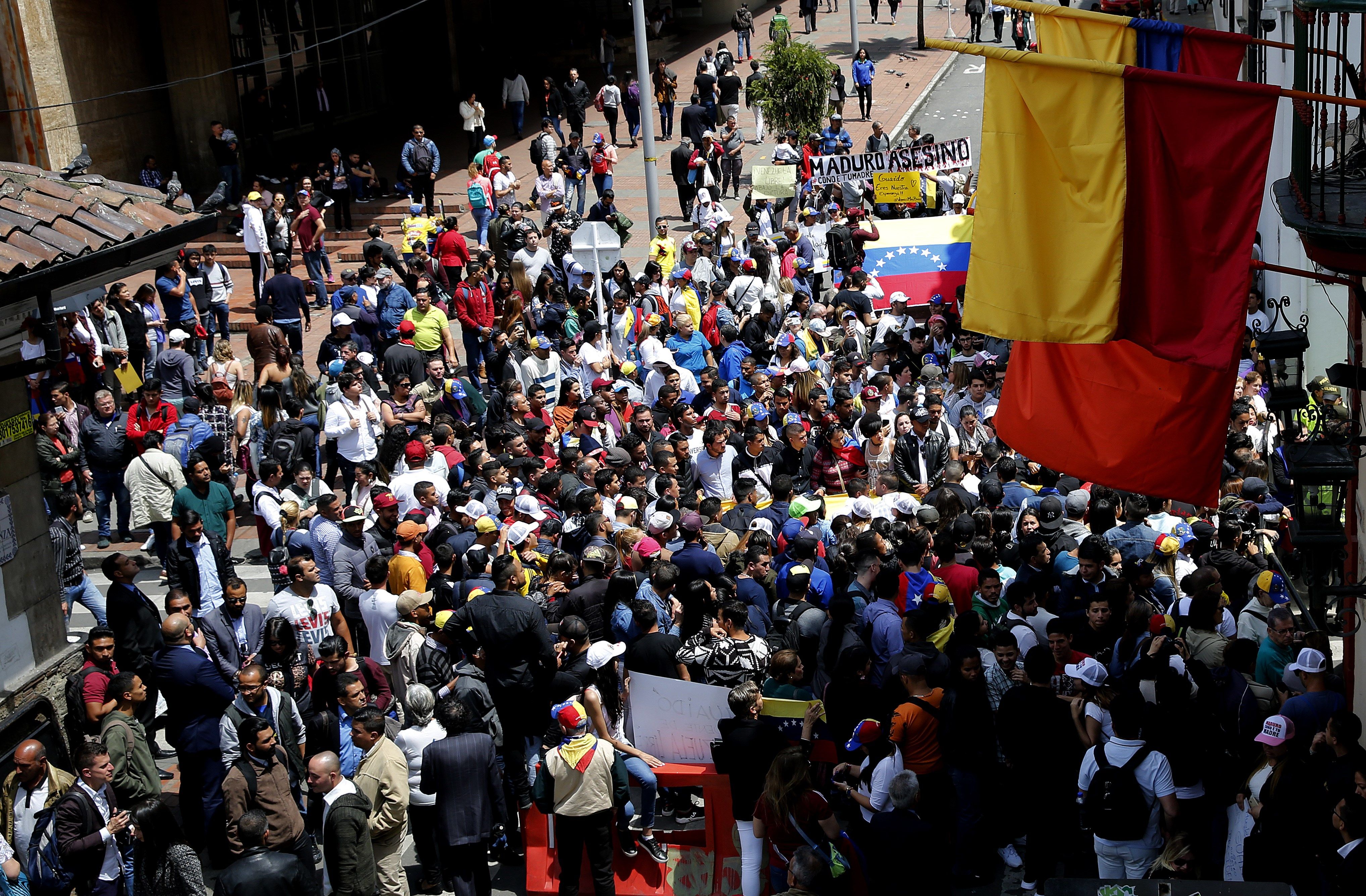 Decenas de venezolanos se concentran cerca de la sede del Ministerio de Relaciones Exteriores de Colombia, lugar donde se celebró la reunión de la cumbre del Grupo de Lima sobre Venezuela, para expresarle su apoyo a Juan Guaidó. (Foto Prensa Libre: EFE)