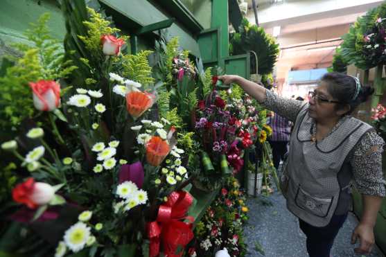 Los arreglos florales se ofrecieron en precios desde Q 20 hasta Q 150 en el Mercado Central. (Foto Prensa Libre: Érick Ávila)