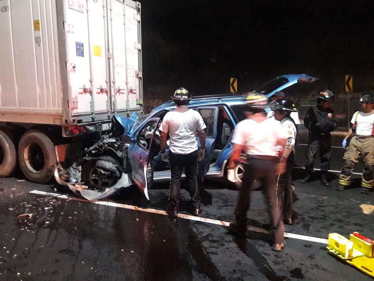 Dentro de la camioneta quedó el cuerpo del conductor. (Foto: 
@PampichiNews)
