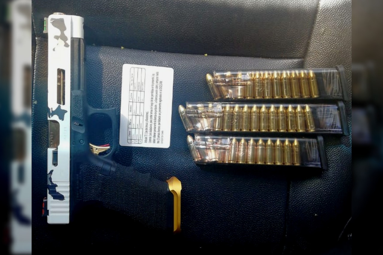 Parte de armas y municiones que se le incautaron al supuesto narcotraficante. (Foto: PNC)
