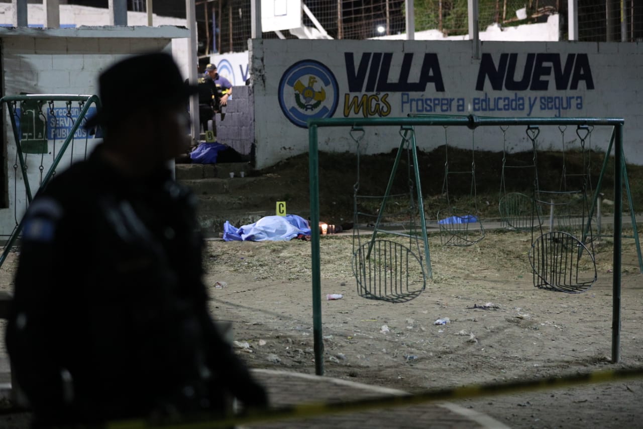 Agentes de la PNC acordonan el área donde ocurrió el ataque armado, en Villa Nueva. (Foto Prensa Libre: Carlos Hernández Ovalle)