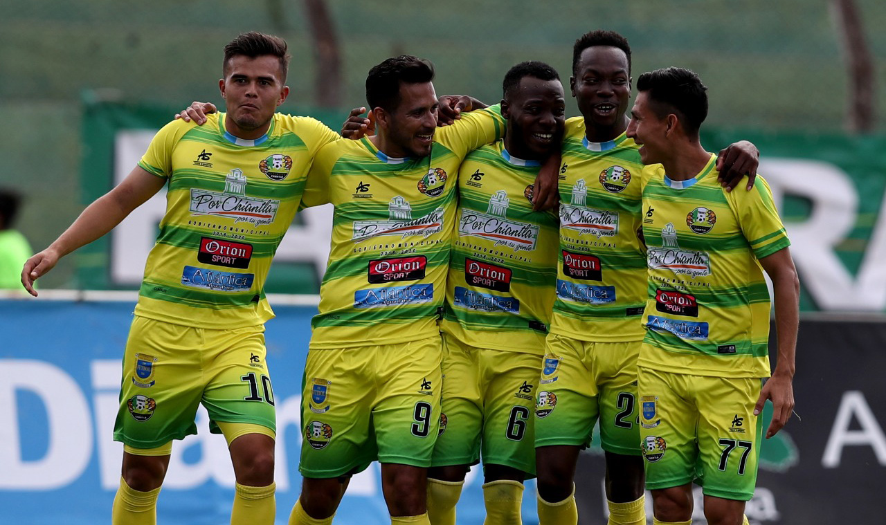 Los jugadores de Chiantla celebran el gol de Kervin García, el tanto del empate de los huehuetecos frente a Antigua GFC. (Foto Prensa Libre: Carlos Vicente)