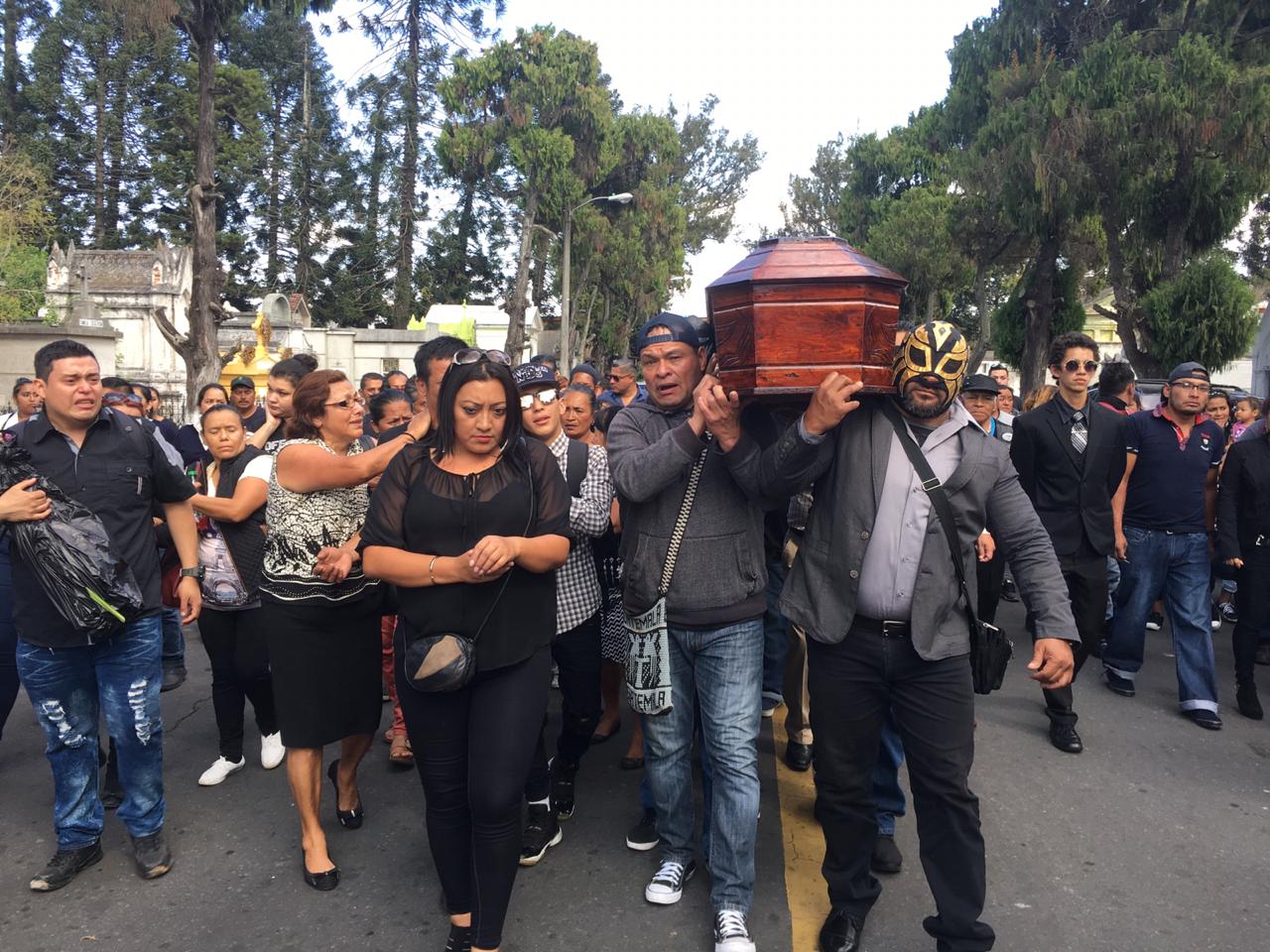 Familiares y luchadores llevan el féretro de Laísha Cameros al Cementerio General. (Foto Prensa Libre: Alberto Cardona)