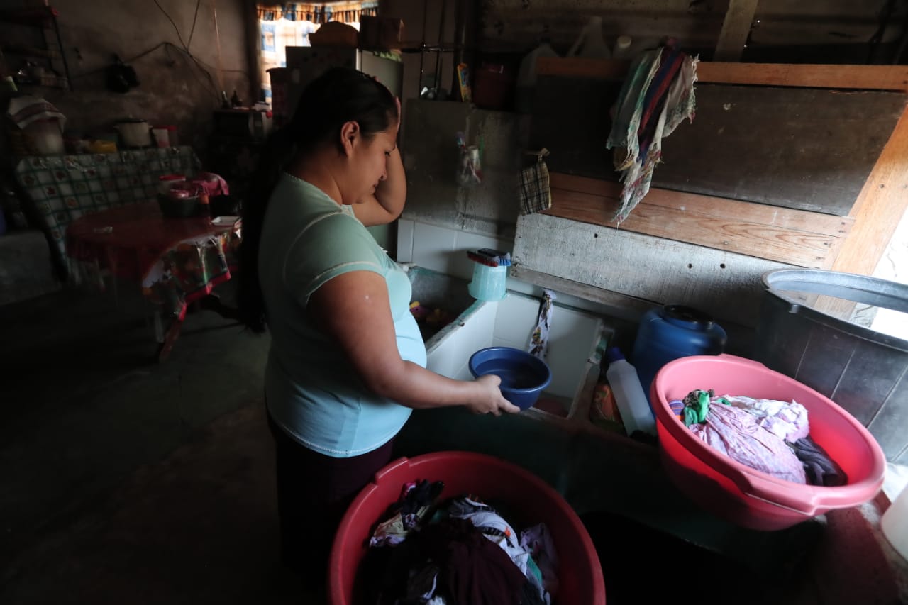 Vecinos del asentamiento 19 de Mayo piden agua entubada desde hace una semana. (Foto Prensa Libre: Juan Diego González)