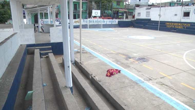 En las desoladas canchas de Santa Isabel 1 aún quedan las evidencias del mortífero ataque armado del fin de semana último. (Foto Prensa Libre: David Sanchinelli)