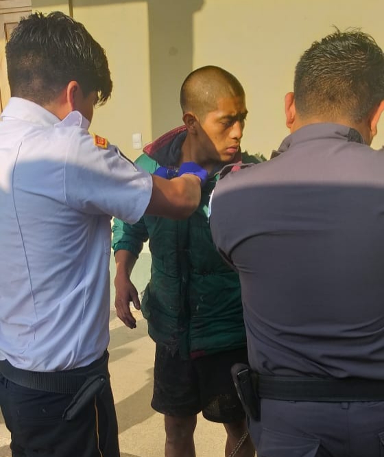 Jorge Mario Mendoza García, de 20 años, intentó escapar pero quedó atrapado en la malla perimetral de la cárcel.(Foto Prensa Libre: Bomberos Voluntarios)