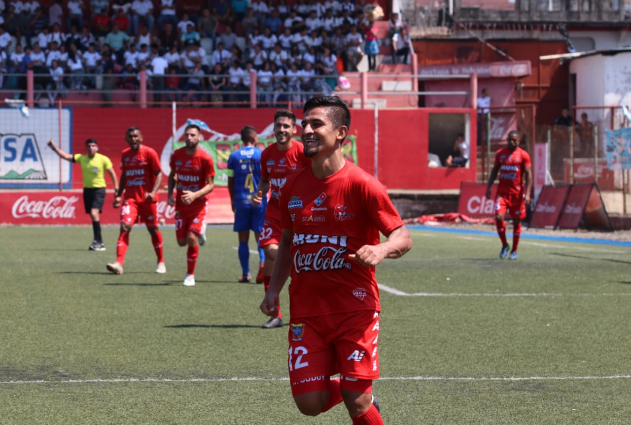 Wilson Godoy anotó el gol de la victoria de Malacateco contra Cobán Imperial. (Foto Prensa Libre: Raúl Juárez) 