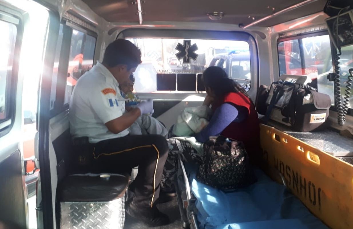 Socorristas atienden a la madre y su pequeño hijo. (Foto: Bomberos Voluntarios)