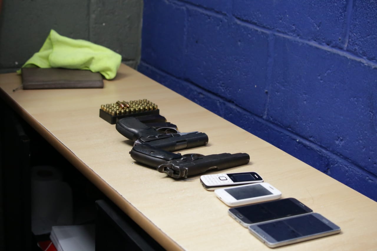 Armas y teléfonos incautados a los sospechosos.(Foto Prensa Libre: cortesía PNC)