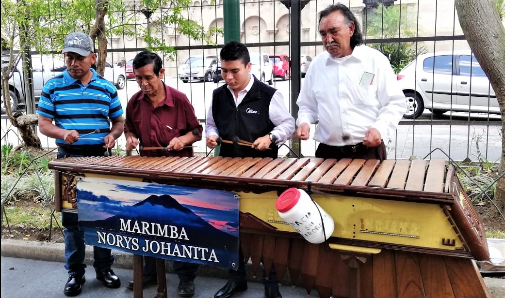 La marimba Norys Johanita se presenta todos los días en la Sexta Avenida de la Zona 1. (Foto Prensa Libre: Pablo Juárez Andrino)