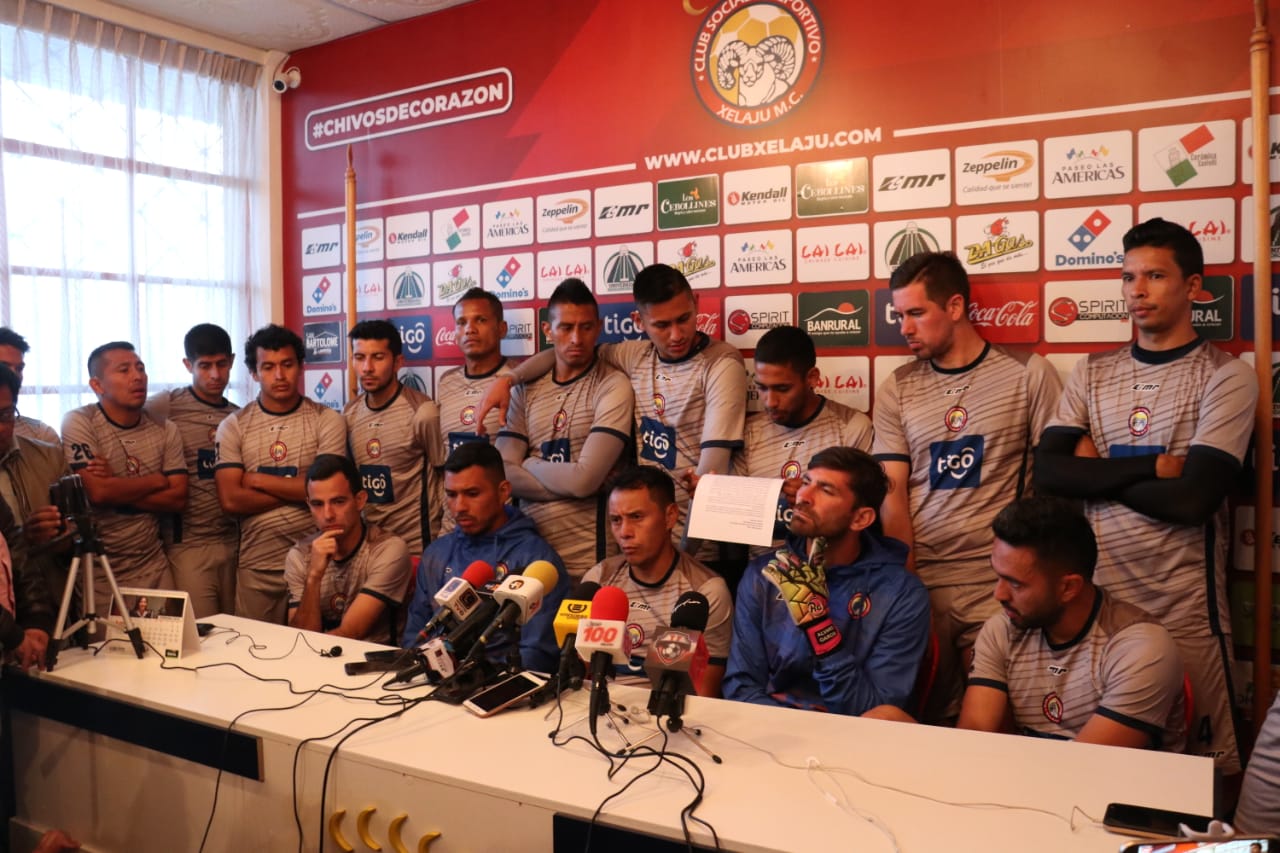 Los jugadores de Xelajú MC en la conferencia de prensa donde se comprometieron a mejorar su nivel futbolístico. (Foto Prensa Libre: Raúl Juárez)