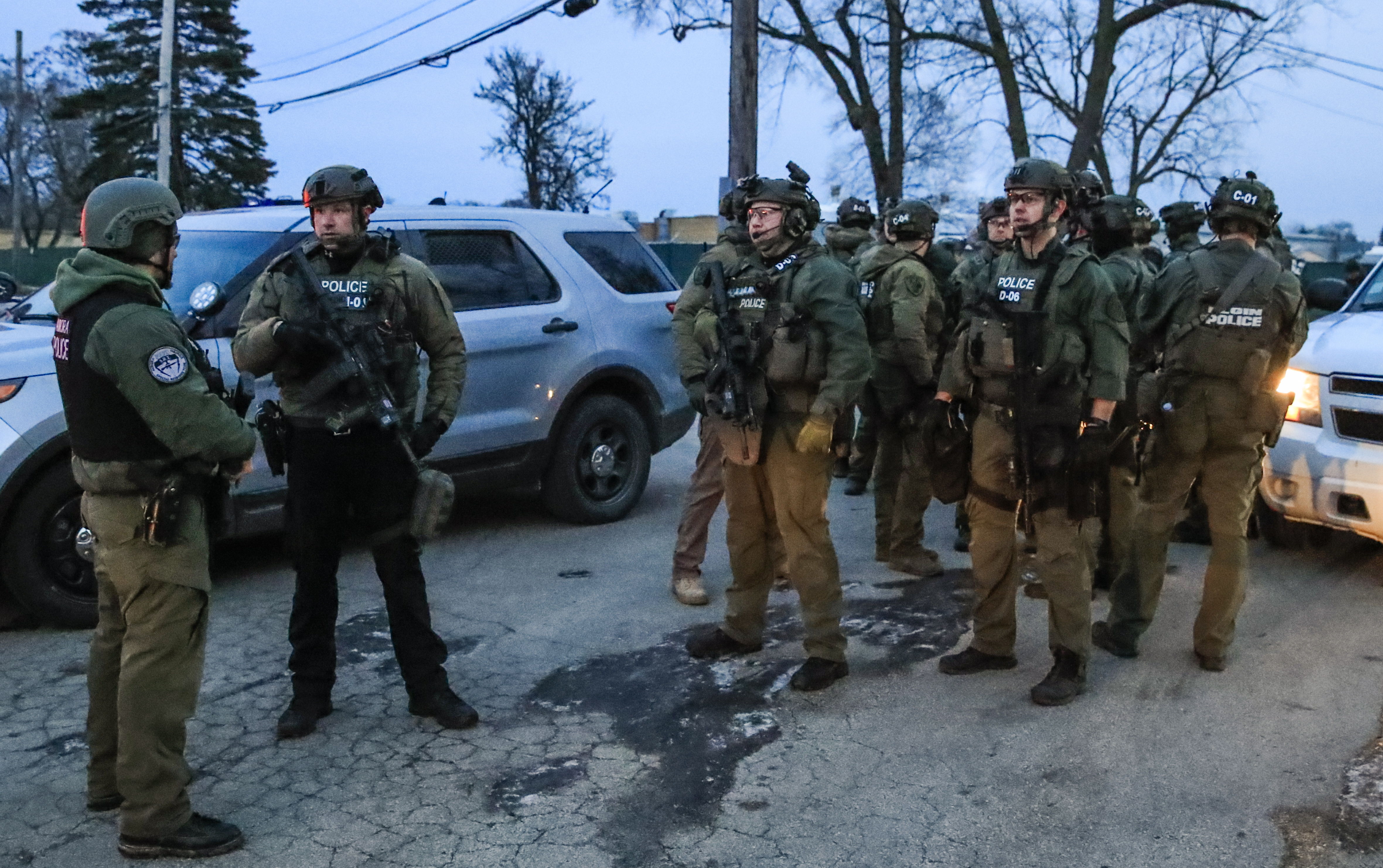 Fuerzas de élite resguardan la escena de la balacera, en Aurora, Illinois. (Foto Prensa Libre: EFE)