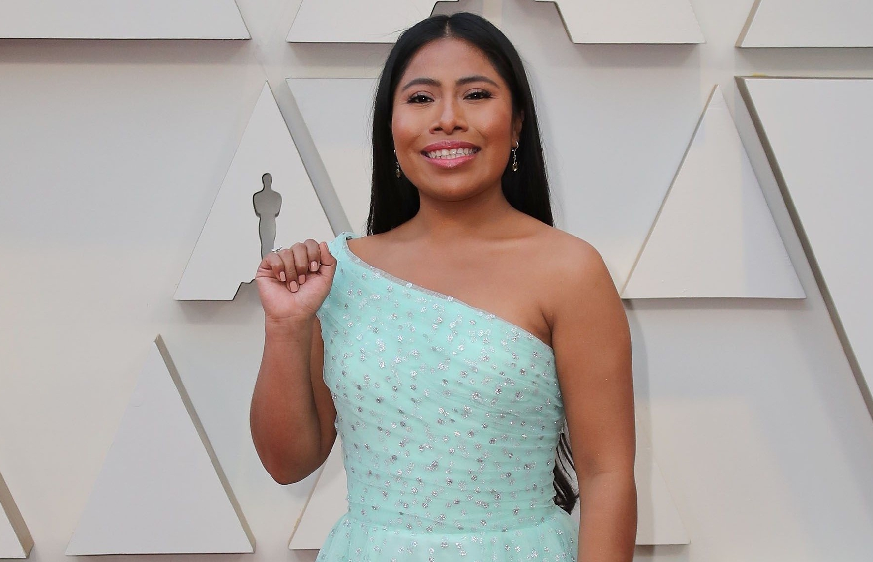 La actriz mexicana Yalitza Aparicio, quien tiene una nominación al Óscar, posa en la alfombra roja. (Foto Prensa Libre: EFE)