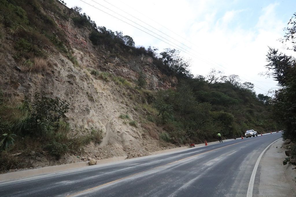 Deslizamiento de tierra en el kilómetro 210, Zunil, Quetzaltenango, provocó una nube de polvo. La empresa que construyó la vía descombró el área. (Foto Prensa Libre: Mynor Toc) 