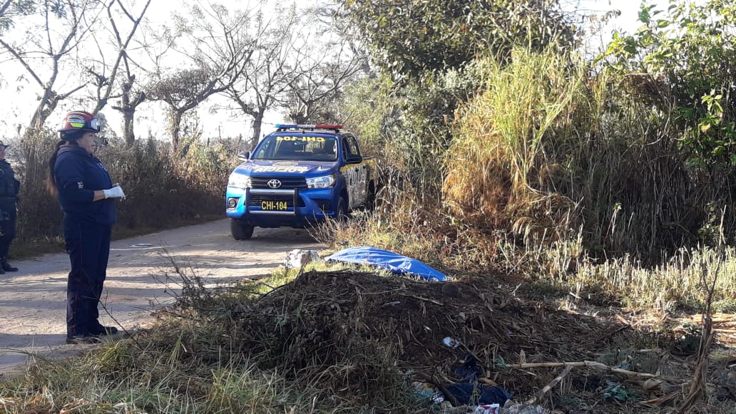 
El cadáver de un hombre con señales de violencia fue localizado en el camino de Xejuyú, El Tejar, Chimaltenango. (Foto Prensa Libre: Víctor Chamalé)