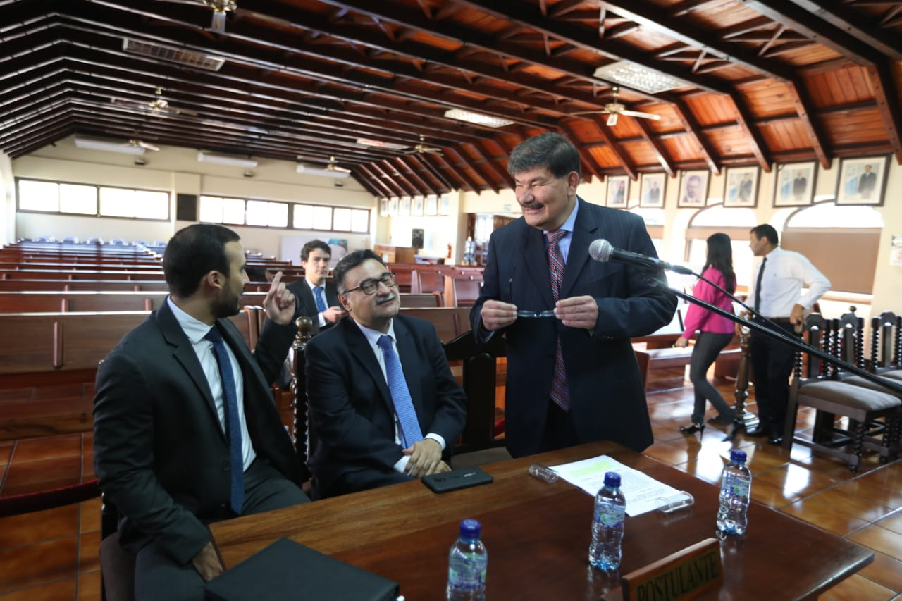 Los abogados Melvin Ortiz, Luis Ernesto Rodríguez y Mario Fuentes Destarac, de la Cámara Guatemalteca de Periodismo, conversan minutos antes de que comenzara la vista pública. (Foto Prensa Libre: Óscar Rivas)