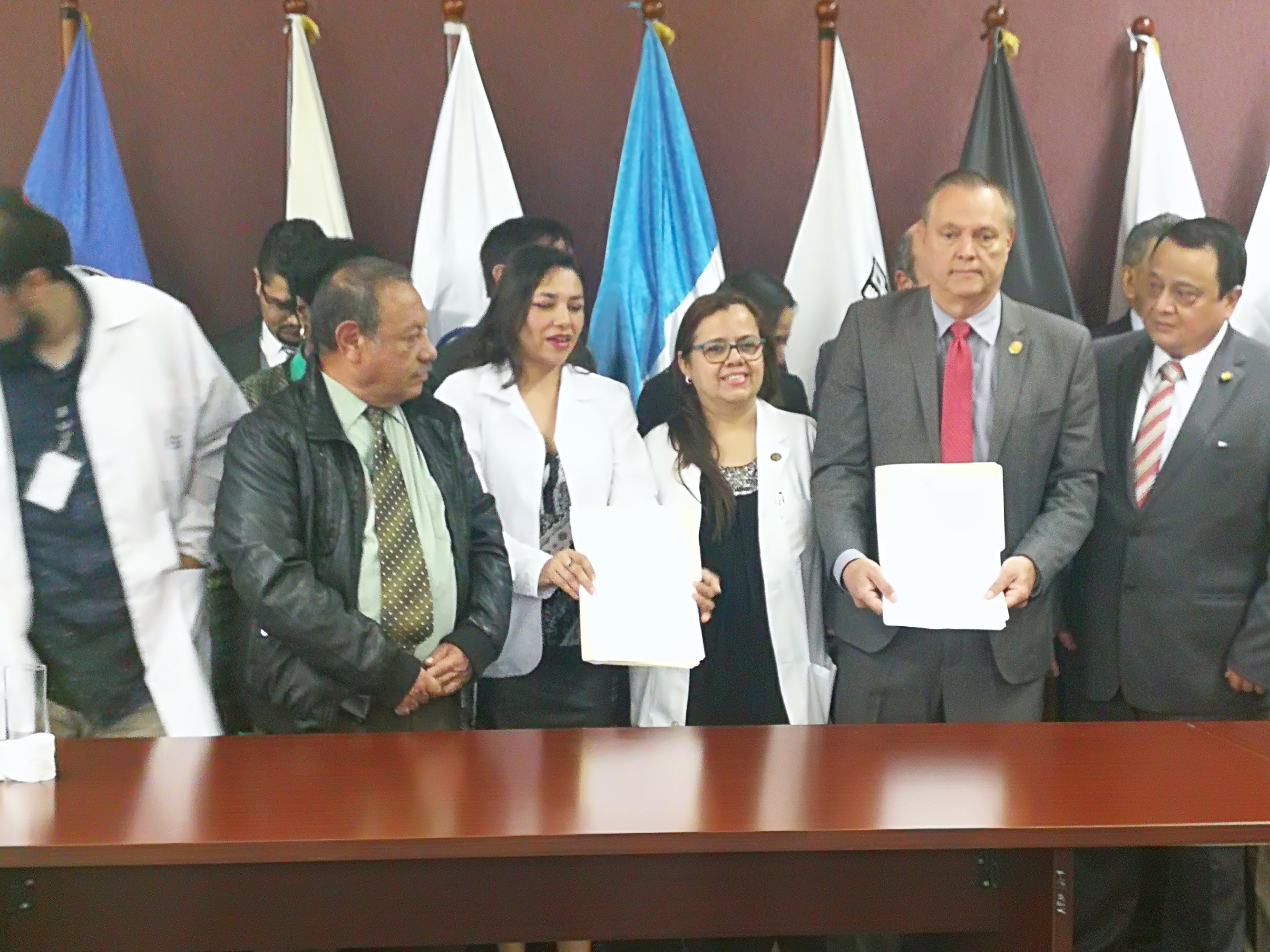 Representantes de los profesionales de la salud y el ministro Carlos Soto (d) firmaron un acuerdo para formalizar el incremento salarial al gremio. (Foto Prensa Libre: Ana Lucía Ola)