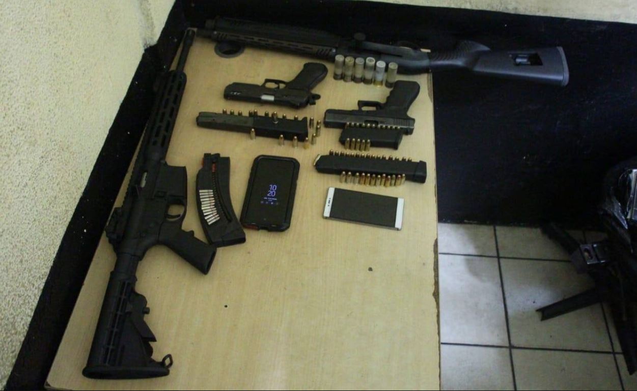 La PNC incautó cuatro armas en Escuintla y capturó a dos hermanos, por trasladarlas sin licencia de portación. (Foto Prensa Libre: Cortesía)