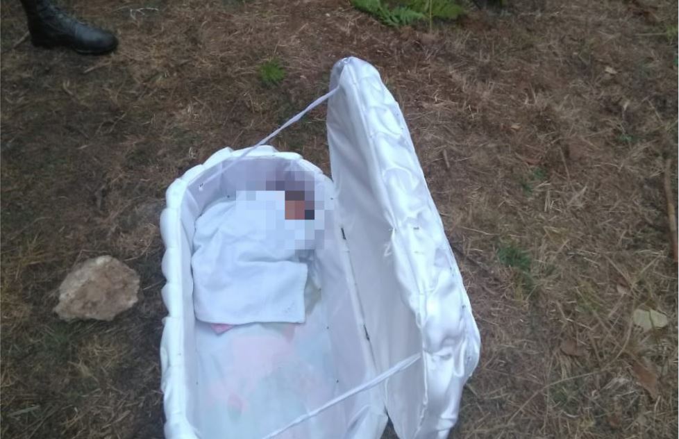 Pobladores de Los Rosales, La Quebradilla, Chiantla, Huehuetenango hallan ataúd con un recién nacido muerto. (Foto Prensa Libre: Mike Castillo)