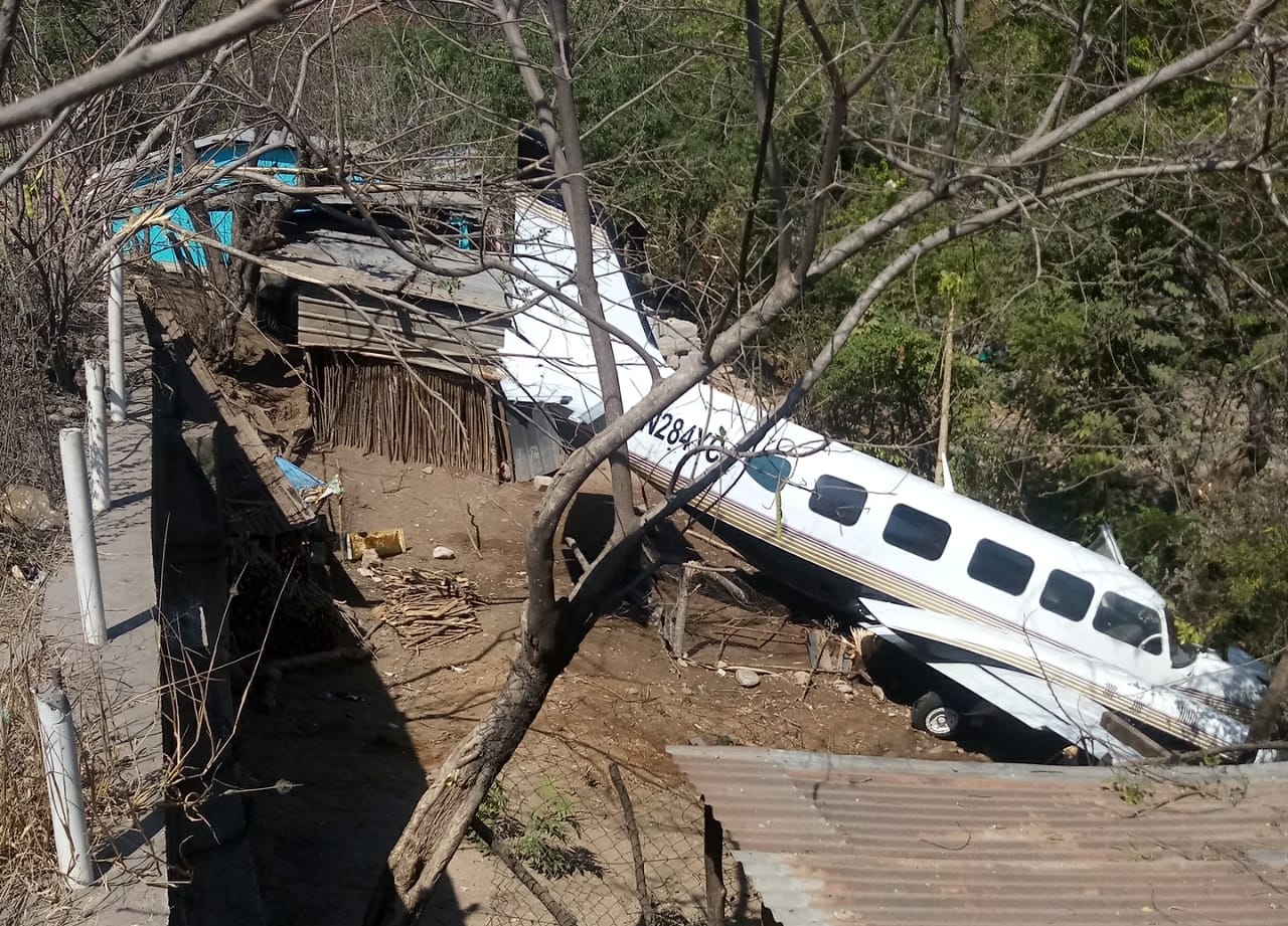 En Chiquimula aterrizó una avioneta que no tenía plan de vuelo y en el cual fue encontrado dinero. (Foto Prensa Libre: MP)